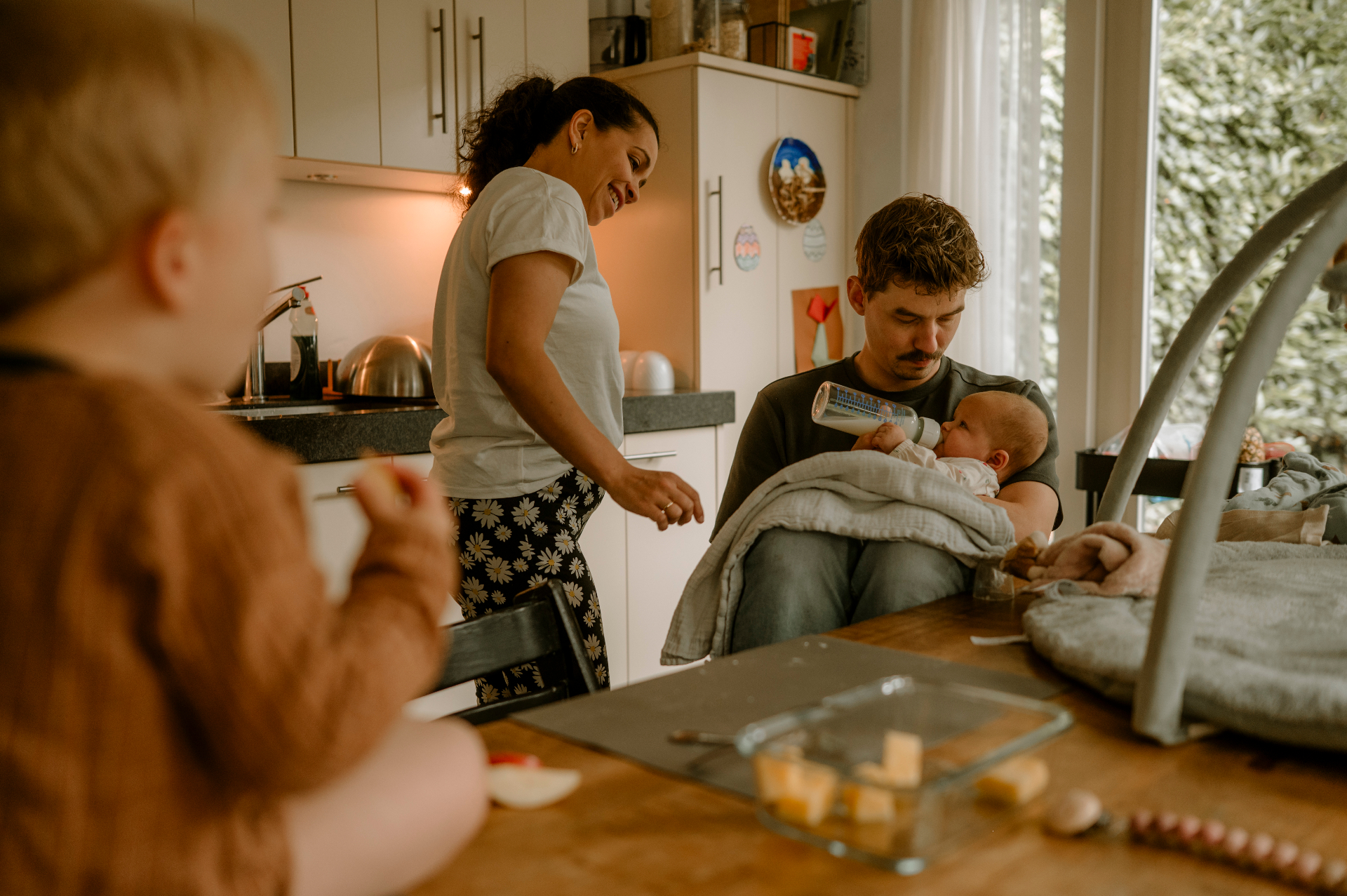 Moeder met haar kindje in de ochtendkeuken